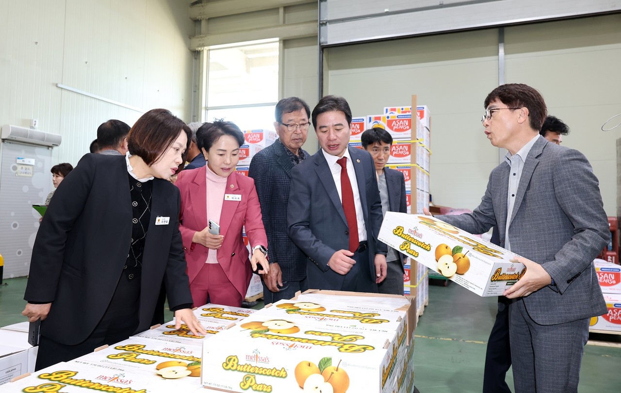 농수해위 위원들이 아산원예농협 거점산지유통센터에서 과일 출하 포장 상태를 점검하고 있다.