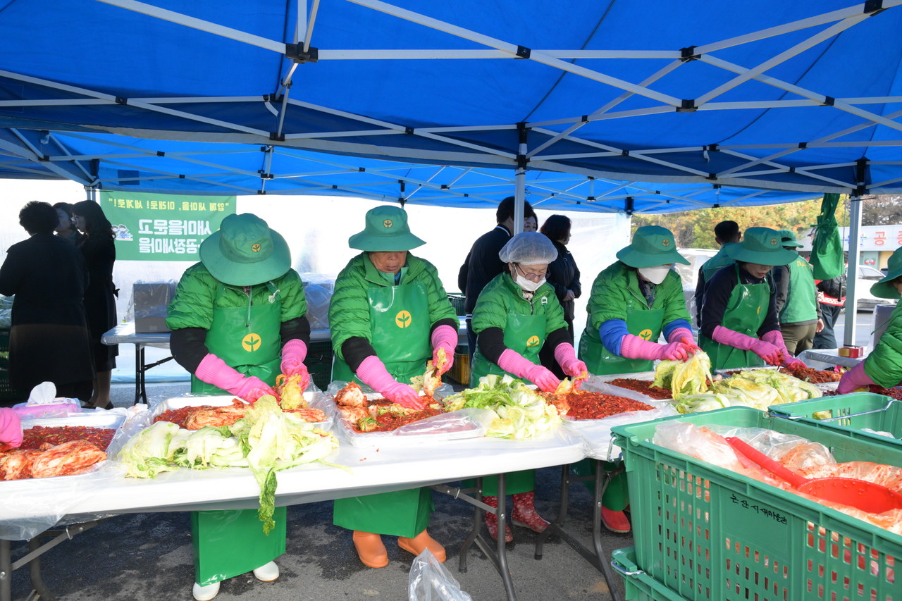 양념을 버무리며 본격적인 김장 작업을 진행하는 새마을회원들.