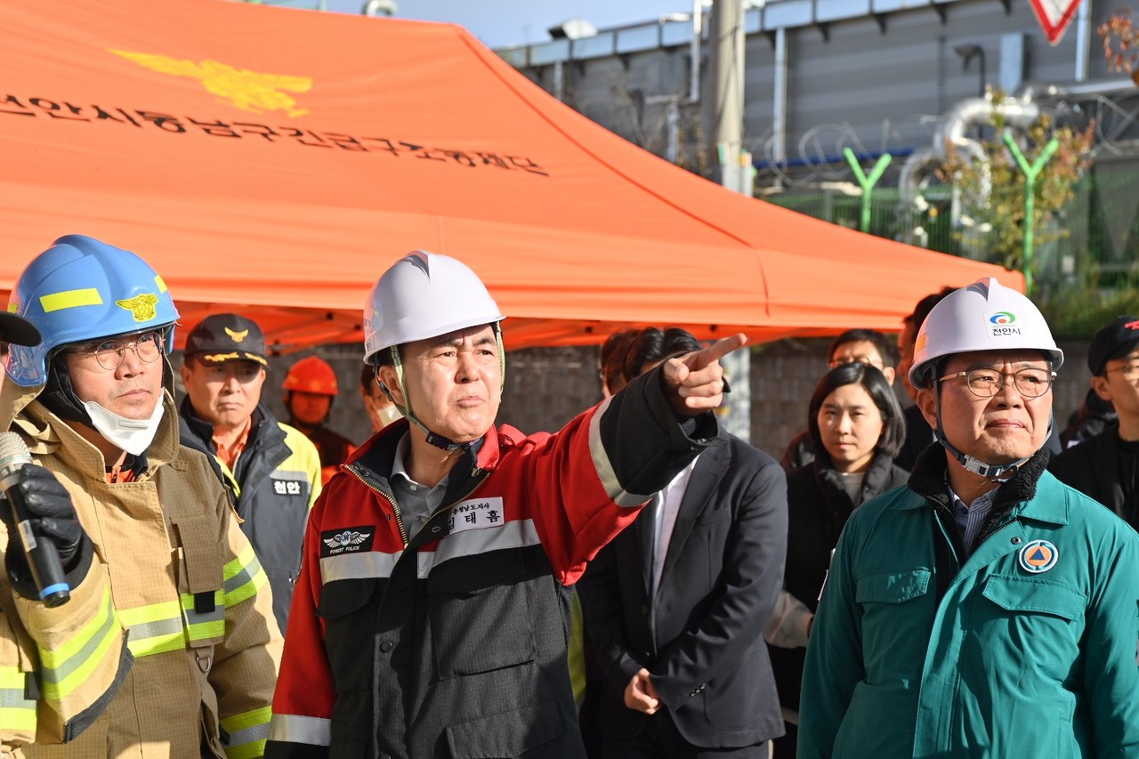 현장을 찾은 김태흠 충남도지사는 진압 상황을 점검하고, 관련 지시를 내리며 현장을 지휘하고 있는 모습