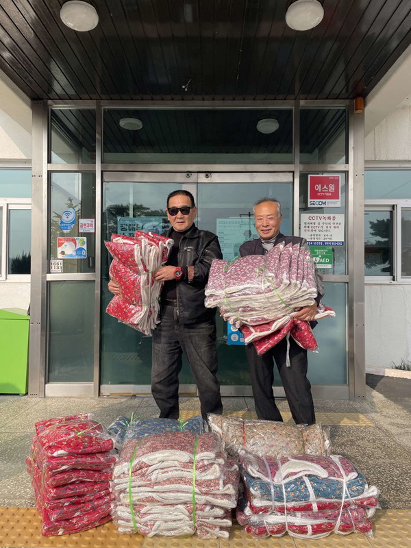 방한 조끼 기탁식 모습.