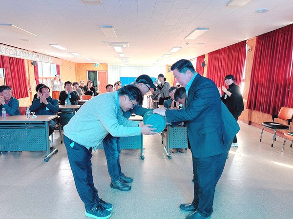 횡성군 방문단을 맞이하는 모습