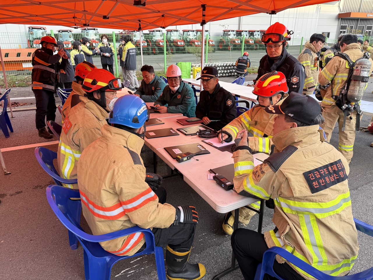 지난 15일 이랜드패션 물류센터 화재 현장에서 김석필 천안시장 권한대행 부시장이 소방 등 유관기관과의 상황판단 회의에 참석해 발언을 하고 있다.