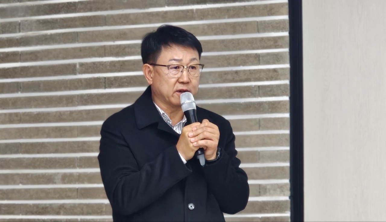 오민환 아산시 농정과장이 외국인 계절근로자 운영 개선 방안에 대해 설명하고 있다.