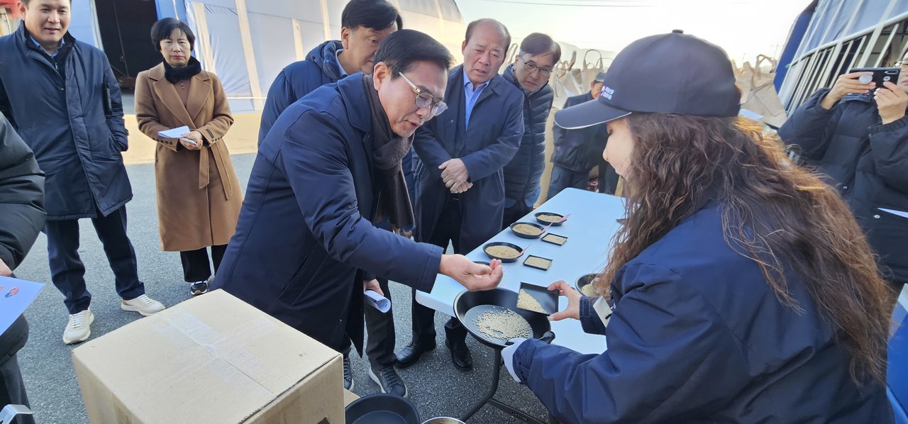 김석필 권한대행이 농산물품질관리원 관계자의 안내를 받으며 벼 품위 등급 판정에 직접 참여하고 있다.