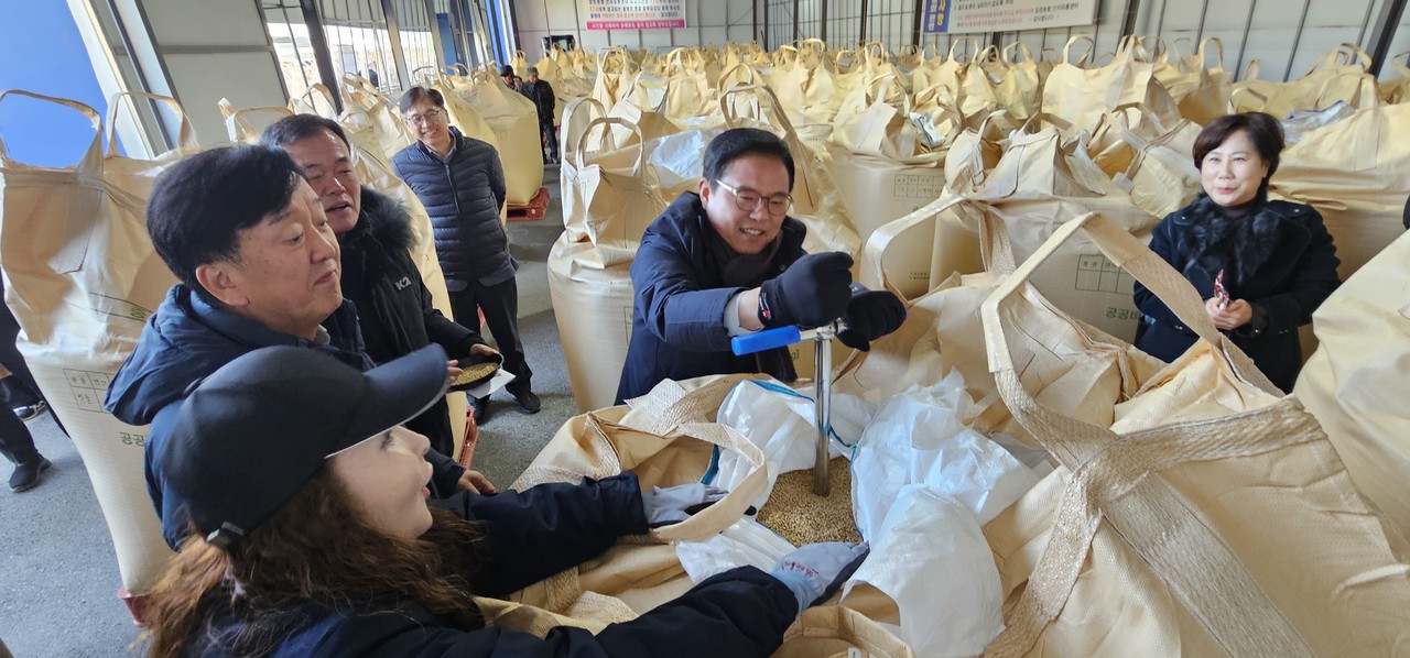 직접 시료를 채취하고 있는 김석필 천안시장 권한대행 부시장