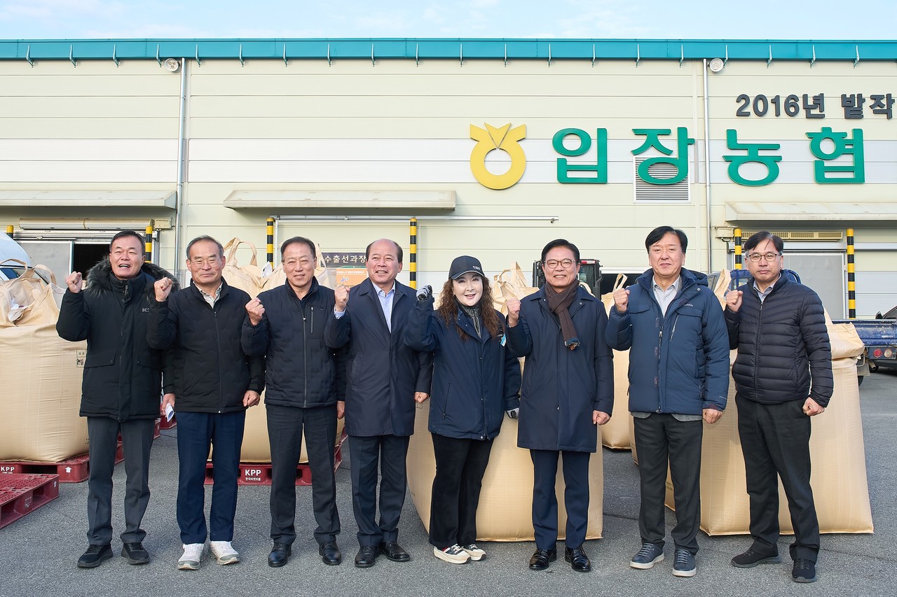 김석필 권한대행과 농업인·관계자들이 입장농협 매입 현장에서 함께 기념촬영을 하고 있다.