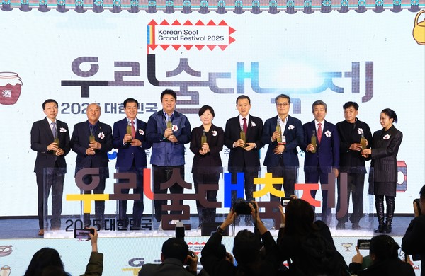 송미령 농식품부 장관(가운데)을 비롯해 개막식에 참석한 내빈들이 우리술을 홍보하고 있다.