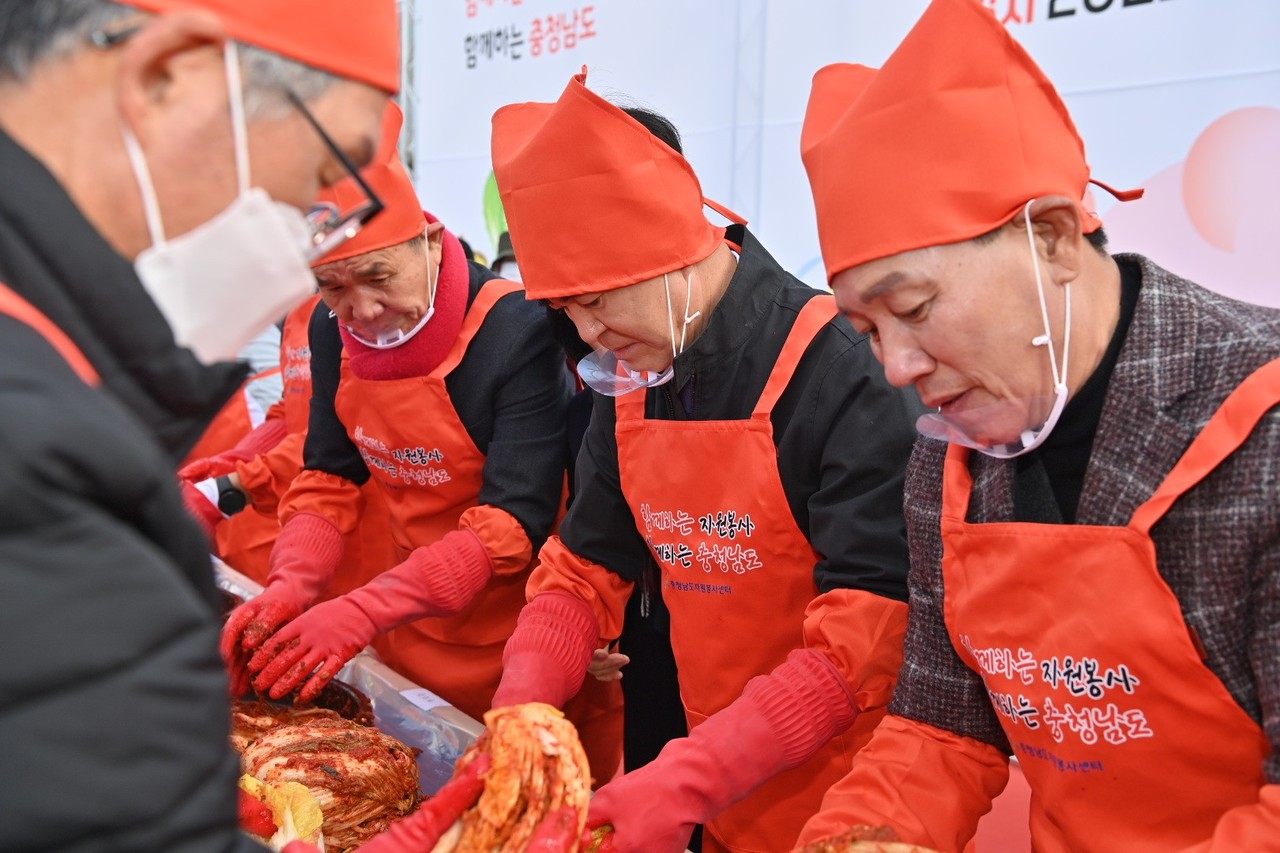 정성 가득 배추를 직접 버무리고 있는 김태흠 충남도지사