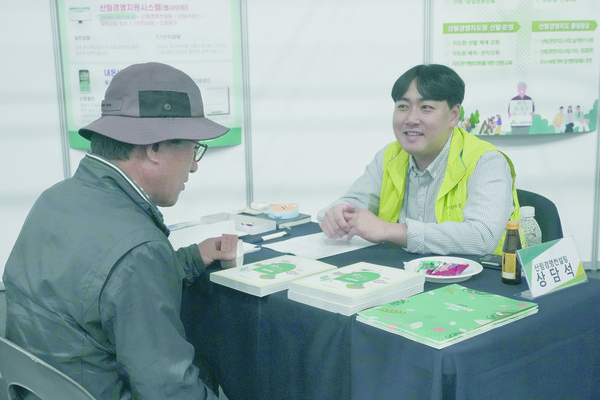 양평군산림조합 산림경영 전담지도원인 황효근 과장(오른쪽)이 귀산촌에 대해 컨설팅을 하고 있다.