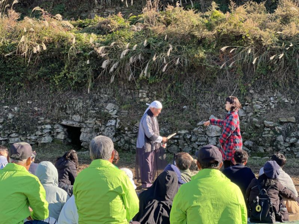 구들장논 미니음악회. 구들장논의 독특한 석축구조가 보인다.