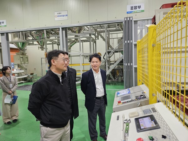 박정훈 농식품부 식량정책실장이 익산통합RPC를 시찰하고 있다.
