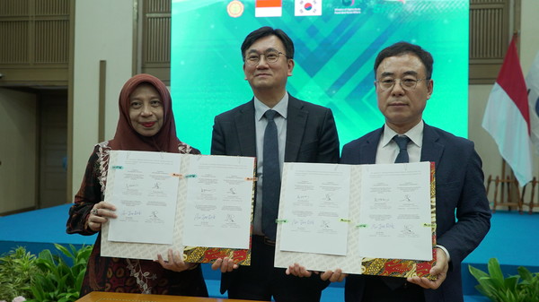 (왼쪽부터) 이다 위디 아프산티 인도네시아 농업인력개발원  원장, 문경덕 농식품부 서기관, 안재록 농정원 부원장이 사업 이양서를 들고 기념 촬영을 하고 있다. 