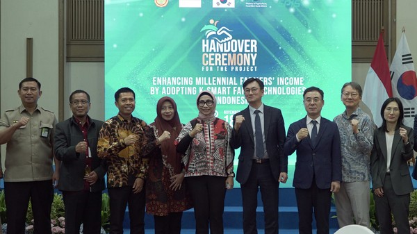 이양식 이후 양국의 관계자들이 기념사진을 찍고 있다. 