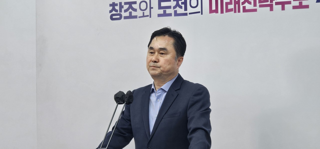 20일 세종시청 정음실에서  ‘행정수도 완성 4법’과 ‘백만세종 비전’을 발표하고 있는 김종민 의원(세종갑)