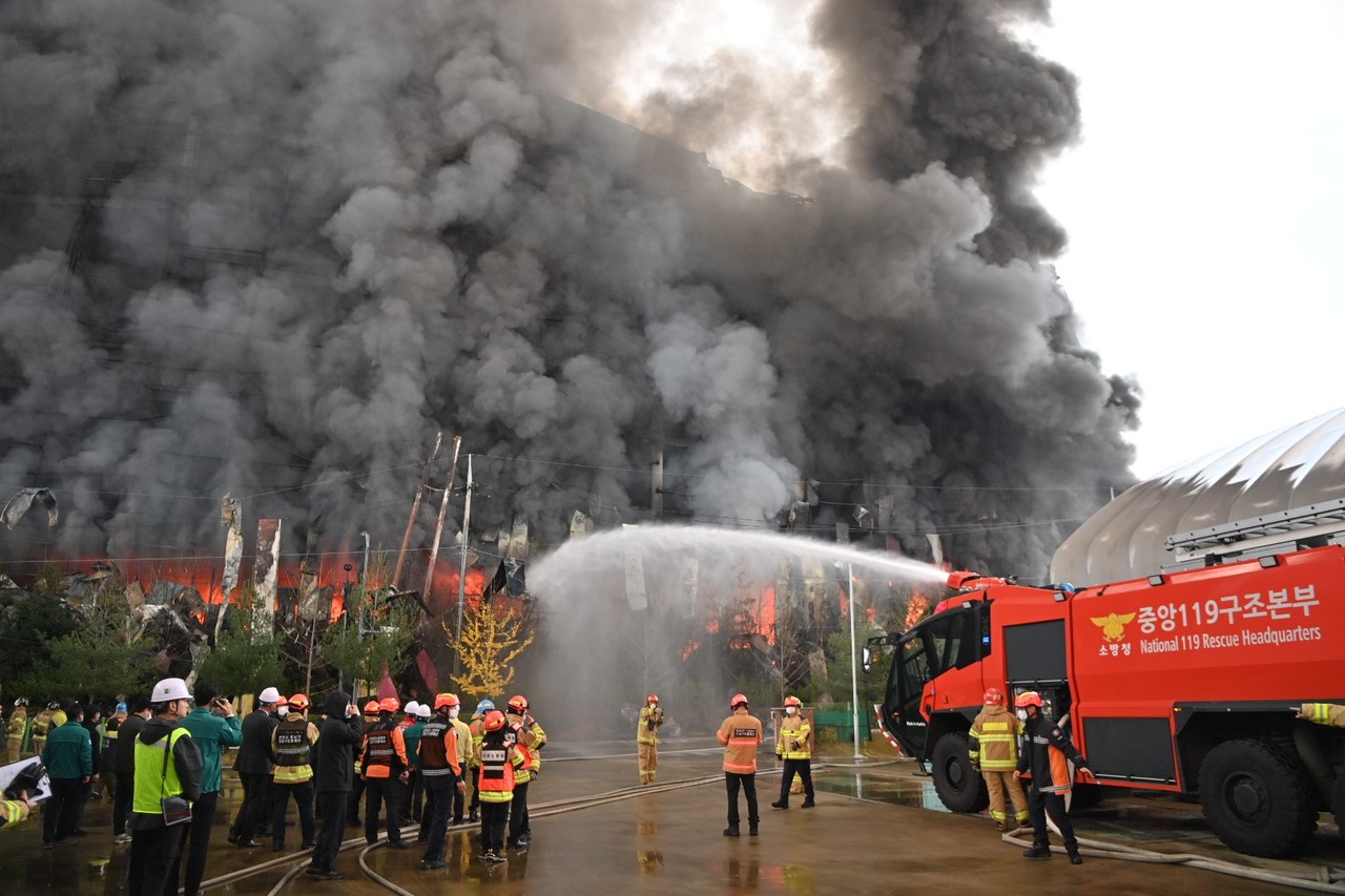 지난 15일 충남 천안시 동남구 풍세산업단지 이랜드패션 물류센터 화재 현장