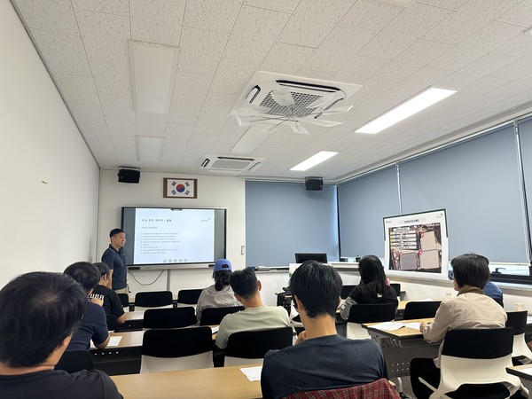 스마트팜 이론 교육을 받는 모습.