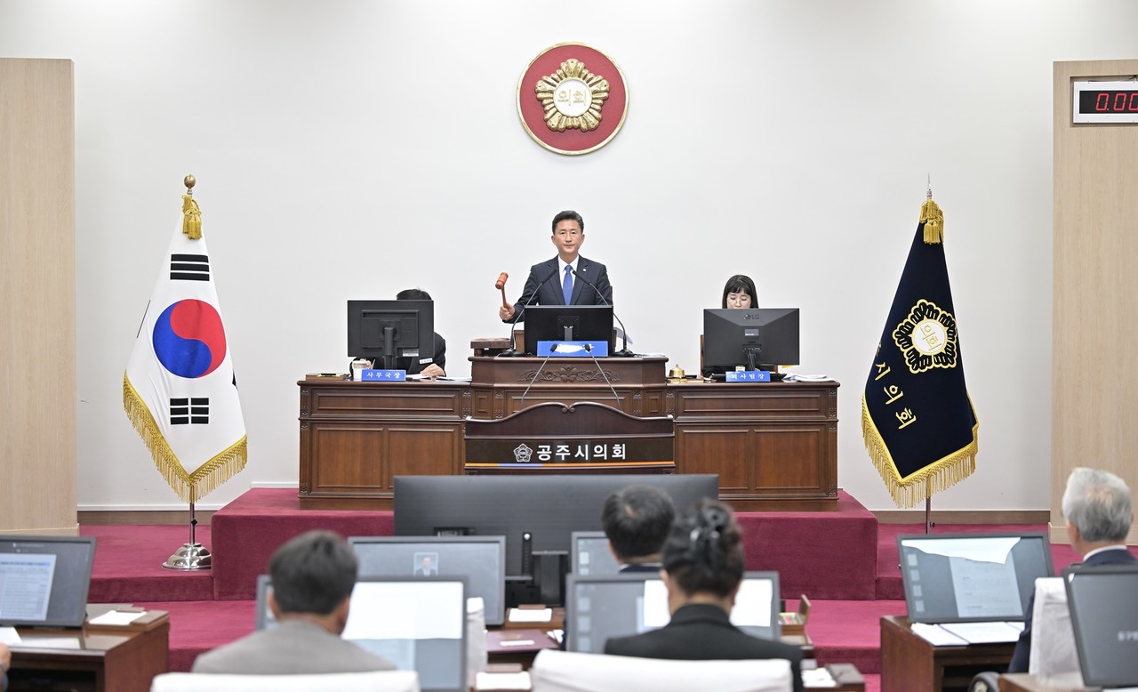개회를 선언하고 있는 임달희 공주시의회 의장