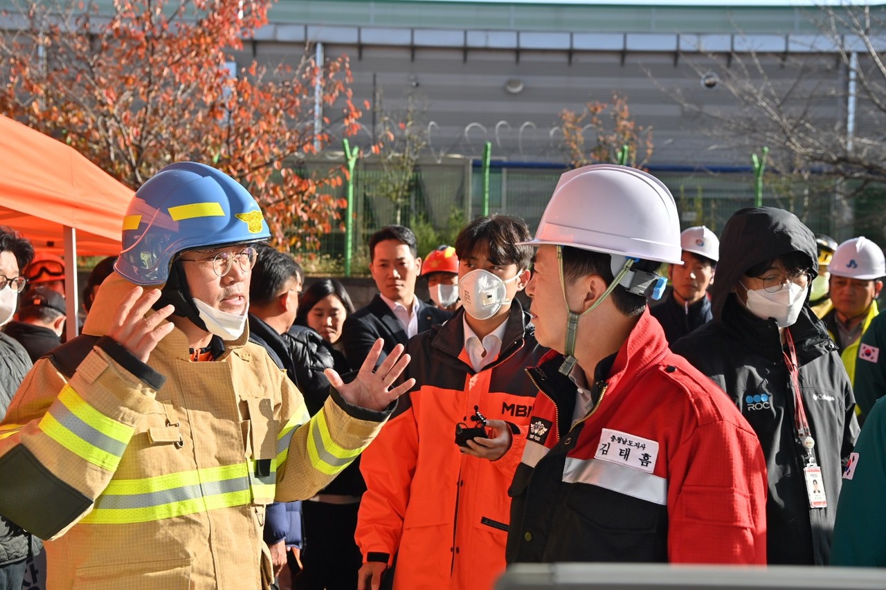 성호선 충남도 소방본부장이 화재 발생 경위, 구조 상황, 향후 대응 계획 등을 김태흠 충남도지사에게 설명하고 있는 모습