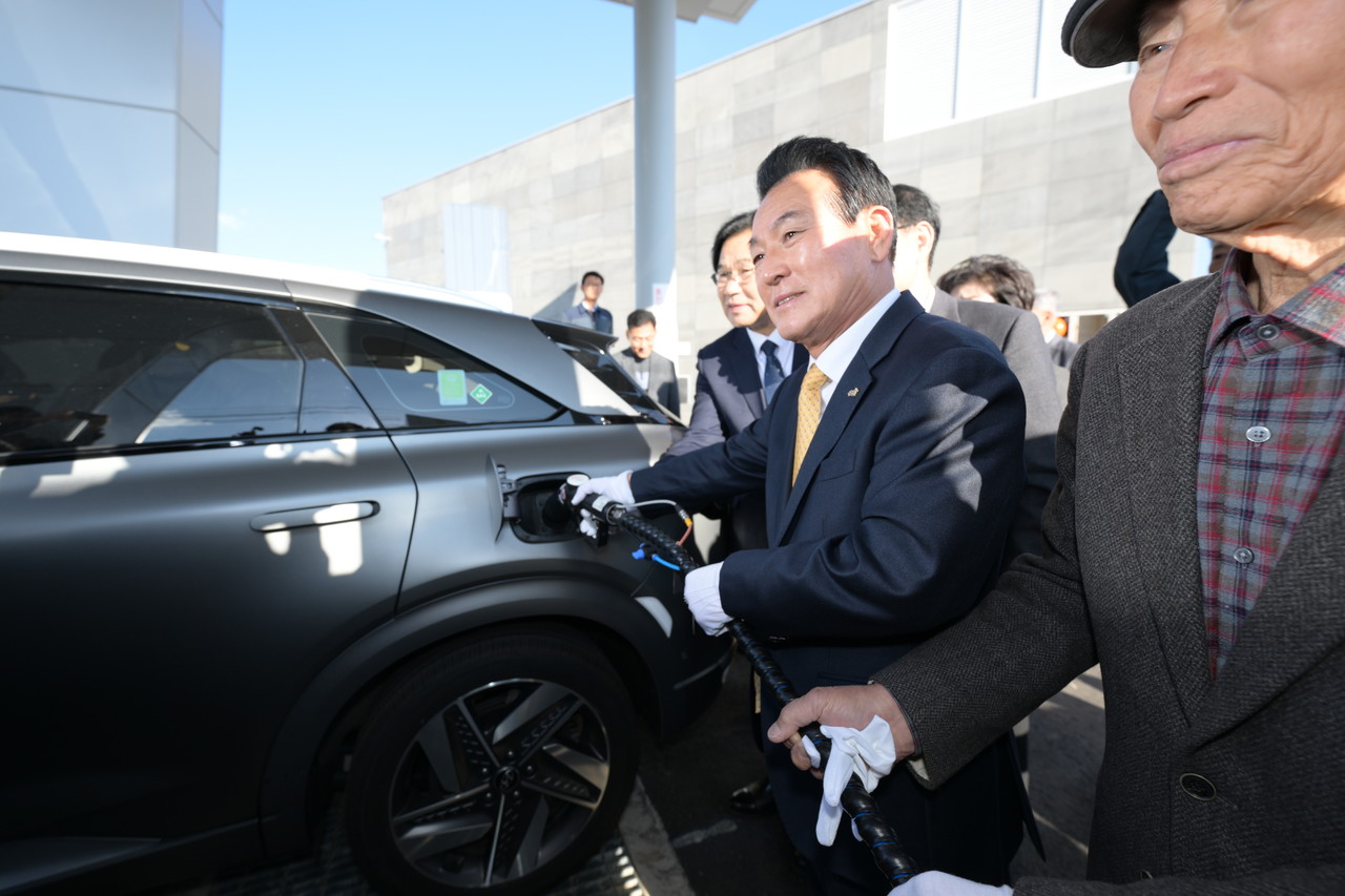 백성현 논산시장이 수소충전 시연을 하고 있다