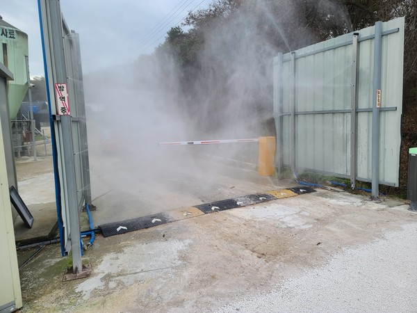 동절기 시즌 고병원성 조류인플루엔자 발생위험이 높아지면서 가금농장이 철저한 소독을 하고 있다. [한국오리협회 제공]