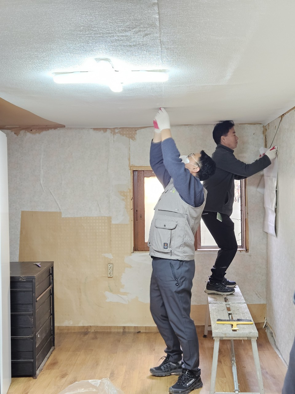 천안시 서북구 치매안심센터와 삼육식품가 치매어르신 주거환경 개선사업을 진행하는 모습