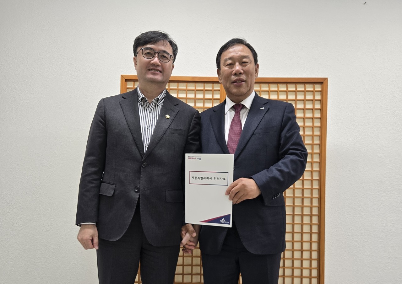 임기근 기재부 제2차관을 만나 세종시 핵심 현안 예산 반영을 요청한 최민호 세종시장 