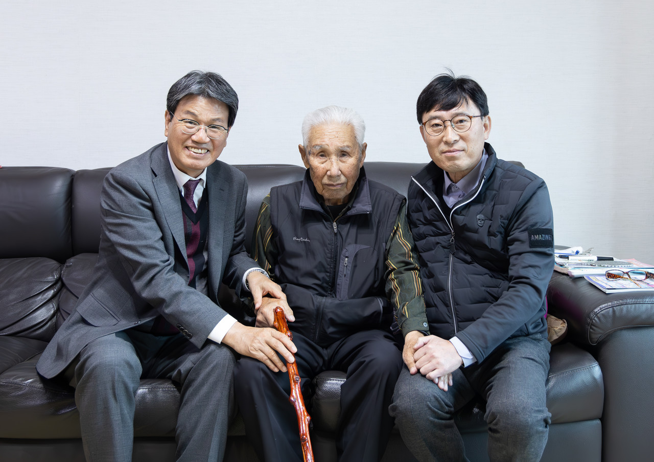 2025년 장수지팡이 청려장 전달