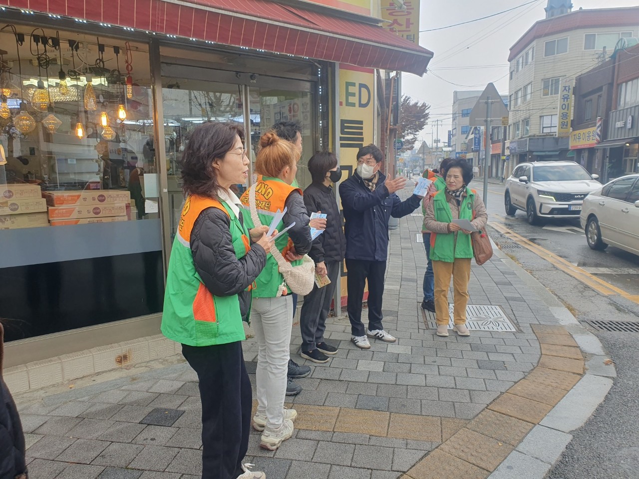 김병호 조치원읍장이 25일 조치원 주요 보행로 주변상가를 돌며 겨울철 안전수칙을 홍보하고 있다.
