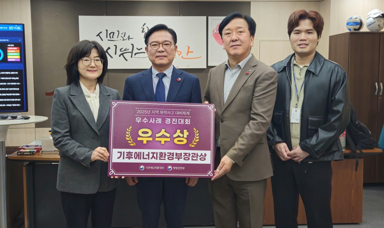 (왼쪽부터)김수진 천안시 환경정책과장, 김석필 천안시장 권한대행 부시장, 이명열 천안시 농업환경국장