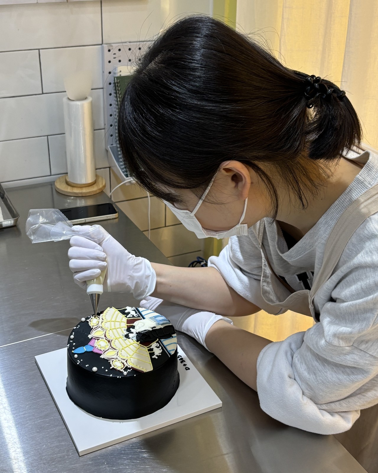 실루엣 케이크 전문점 ‘달크무레’를 운영하고 있는 김효정 대표가 케이크를 만들고 있는 모습