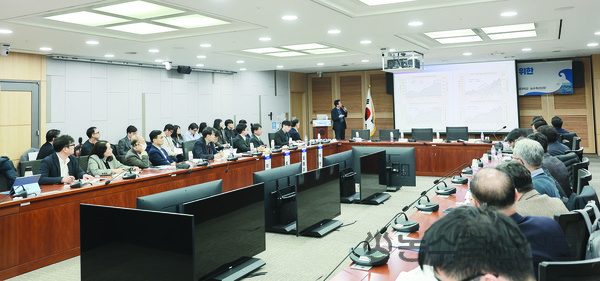 기후변화로 늘어나는 수산재해에 대응하기 위해서는 수과원 내에 전담직을 마련하고 해수부에서도 별도의 부서를 설치, 체계적인 재해 대응이 필요하다는 지적이 제기됐다. 사진은 지난 25일 국회의원회관 제2세미나실에서 열린 토론회 전경.