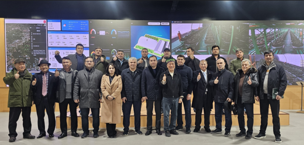 타지키스탄 정부 고위급 대표단과 디앤더블유그룹 관계자들이 함께 기념촬영을 하는 모습. [디엔더블유그룹 제공]