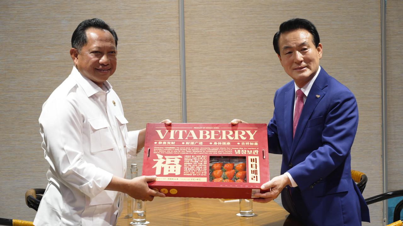 티토 카르나비안 인도네시아 내무부 장관을 만난 백성현 논산시장