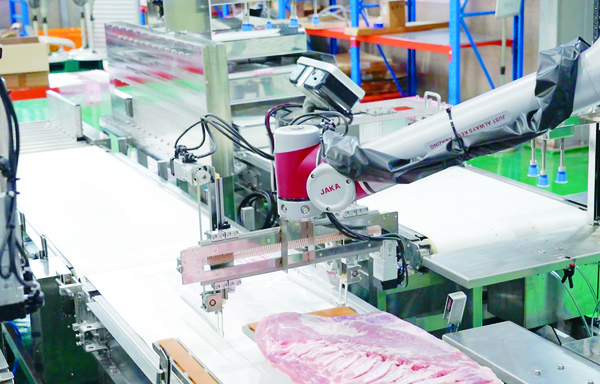 로보스가 육가공 공정 중 포장자동화 기술을 테스트하고 있다.