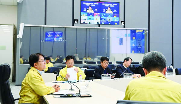 ������ī��������(ASF)�� �������� Ȯ�� ����� ���̰� �־� ������ �濪 ������ �ʿ�� �ǰ� �ִ�. ������ �豤�� ���������� �糭���������������� 20�� ���μ���û�� �߾��糭������Ȳ�ǿ��� ��������ī��������(ASF) �濪 ��Ȳ ���� �� ������ �ڹ�ȸ�ǡ��� �����ϸ� �濪 ��ġ ���װ� �߻� ������ �����ϰ� �ִ� ���. [���������� ����]