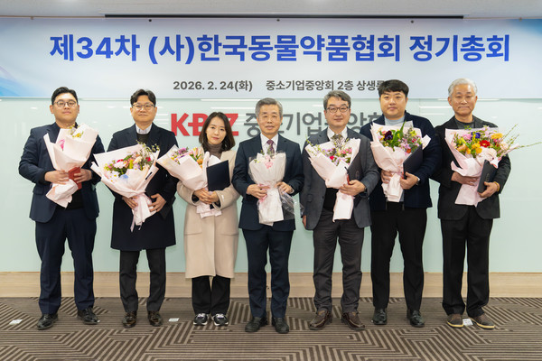 왼쪽부터 협회장상(수출유공)을 받은 김형수 (주)대성미생물연구소 과장,&nbsp;나근석  (주)메디안디노스틱 본부장,김나영 에스비신일(주) 차장, 정병곤 회장,&nbsp; 윤득호 (주)중앙바이오텍 이사, 공범식 (주)한풍산업 부장, 협회장상(공로)을 받은 조두형 (주)대동신약 부장.