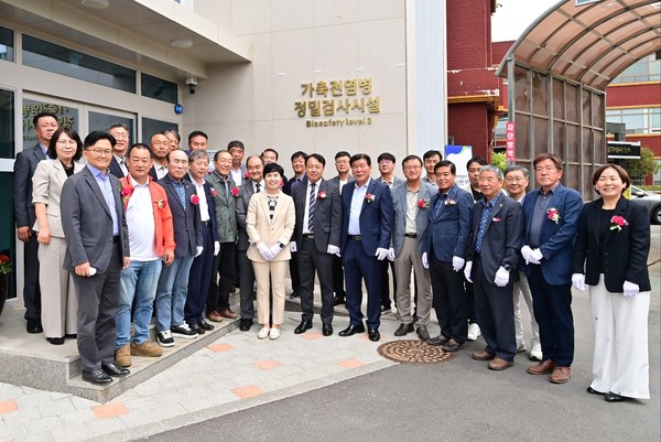 경기북부동물위생시험소 BL3 시설 현판 제막식에서&nbsp;이강영 경기도 축산동물복지국장을 비롯해 우연철 대한수의사회장, 이덕우 축산발전협의회장 등 축산단체장과 관계자 40여 명이 기념촬영을 하고 있다. 이날 제막식에는 이연묵 한우협회 경기도지회장을 비롯해 김광배 한국오리협회 경기도지회장 등 경기도지역의 축산단체장이 대거 참석했다.&nbsp;
