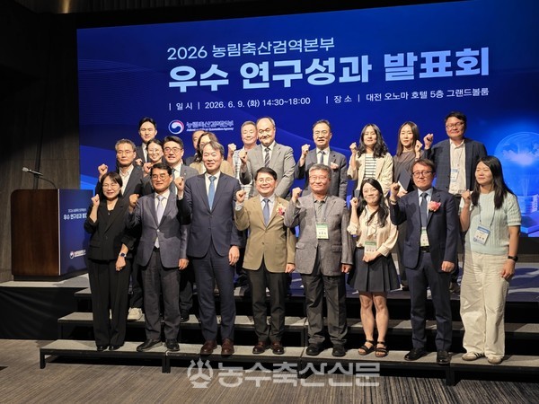 이날 행사에 참석한 주요 내빈들과 수상자들이 함께 기념촬영을 하고 있다.