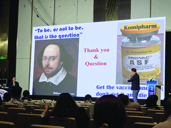 코미팜(대표 문성철)이 행사기간 위성 심포지엄(Satellite Symposium)을 하고 있는 모습.