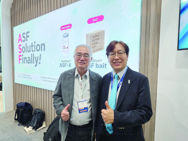 이번 행사에 다이아몬드로 후원을 한 중앙백신연구소가 마련한 부스에서 만난 윤인중 중앙백신 대표(사진 왼쪽)와 유성식 연구소장.