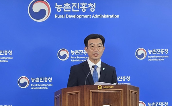 성제훈 농진청 국립농업과학원장이 헛개나무꿀 연구결과에 대해 발표하고 있다.