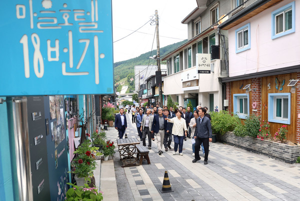 송미령 농식품부 장관이 마을호텔18번가를 직접 둘러보고 있다. [농림축산식품부 제공]