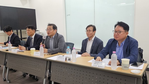 원승연 농협개혁추진단장(가운데)이 농업전문기 기자간담회에서 농협개혁 추진 방향을 설명하고 있다.