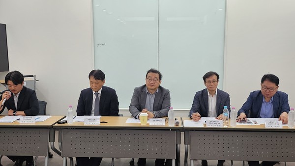 김세진 농식품부 농업금융정책과장(왼쪽)이 그동안의 농협법 개정 동향을 설명하고 있다.