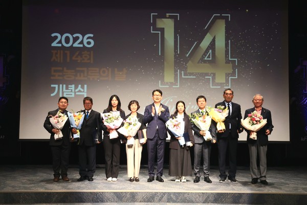 김종구 농식품부 차관(가운데)과 도농교류 유공자들이 포상식 후 기념촬영을 하고 있다.&nbsp;