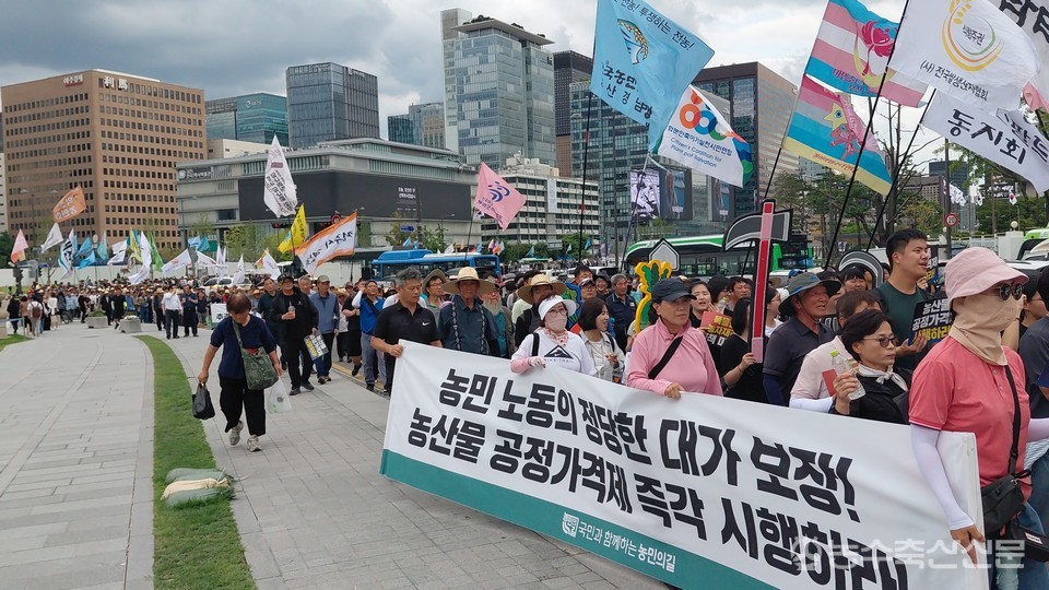 1400명의 운집된 군중이 청와대로 향하고 있다.