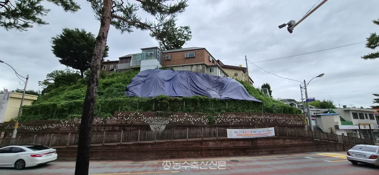공주시가 집중호우로 토사 유출 우려가 있는 사면에 방수포를 설치하고 추가 피해 예방 조치에 나서고 있다.