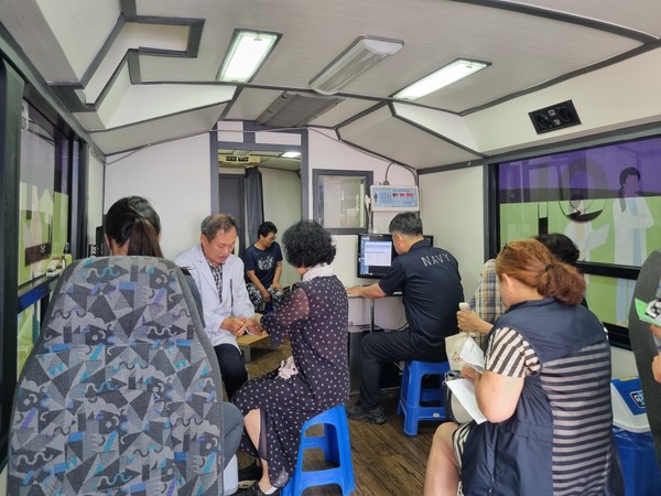 충남도내 여성 농업인 특수건강검진 진행 모습.&nbsp;