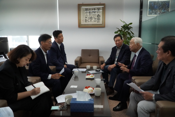 한국축산물처리협회(회장 김명규)는 지난 4일 제주특별자치도 문대림 국회의원(더불어민주, 제주갑) 지역구 사무소에서 도축업계 현안 논의를 위한 간담회를 개최했다. [한국축산물처리협회 제공]