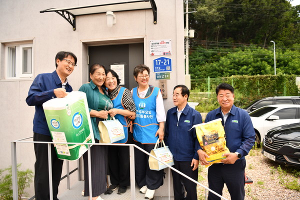 김주원 농협경북본부 본부장, 서석조 북영덕농협 조합장, 신상헌 강구농협 조합장과 농가주부모임 회원들이 산불 이재민 임시주택을 찾아 생필품 지원하고 있다.